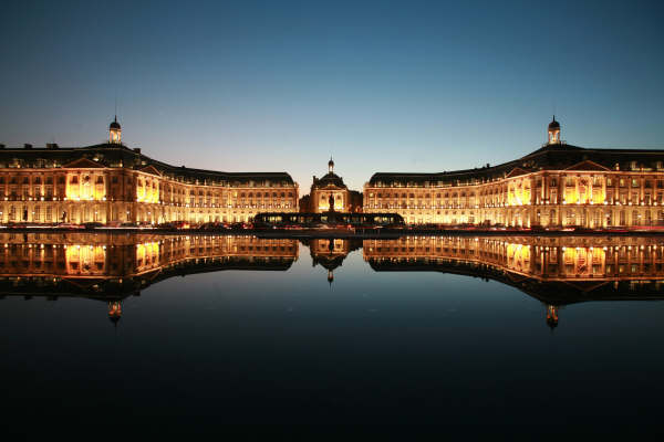 ”Frankrikes vackraste stad”, skrev författaren Stendahl en gång om Bordeaux. Det är lätt att instämma när man vandrar utmed kajerna och de nattligt belysta 1700-talsbyggnaderna.