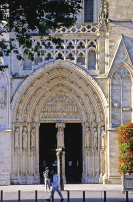 Ingång till den medeltida katedralen Saint-André.
