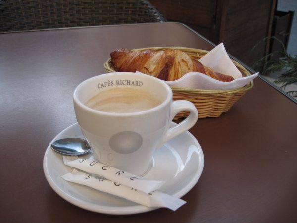Fransk frukost: Espresso och färsk croissant.