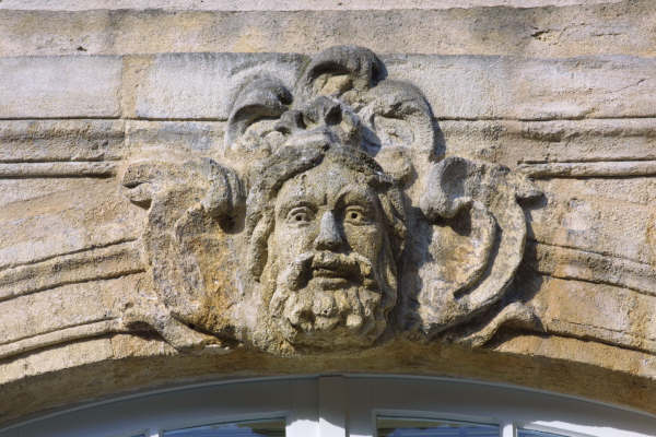Skulpterade ansikten, s k mascaroner, är typiska för Bordeaux och smyckar många äldre husfasader.