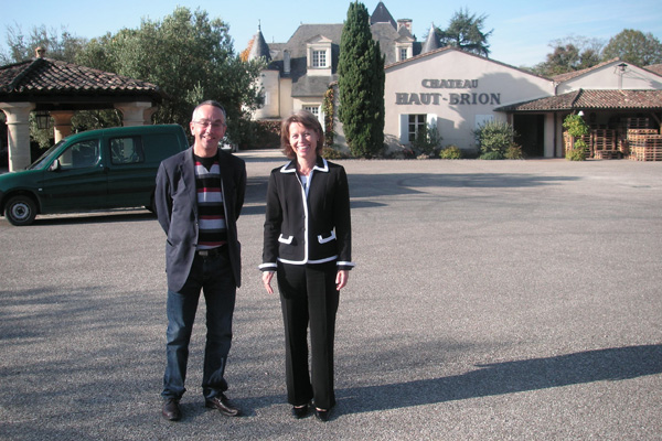 Turid Alcaras och Bruno Wallenström framför Château Haut-Brion